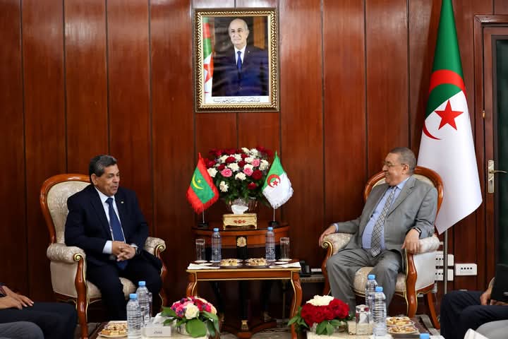 وزير الداخلية يخص الأمين العام لوزارة الداخلية الموريتانية بجلسة استقبال بمقر الوزارة