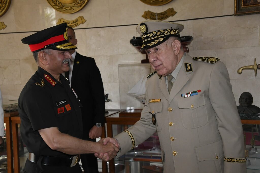 الفريق أول السعيد شنڨريحة و رئيس أركان القوات البرية الهندية يستعرضان سبل التعاون العسكري الثنائي