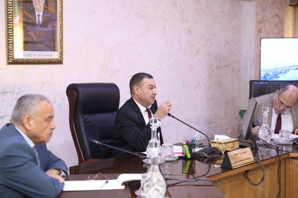 سعيود يُشرف على اجتماع  العصرنة والتحول الرقمي بمطار الجزائر الدولي ويشدّد على تسريع وتيرة الإنجاز