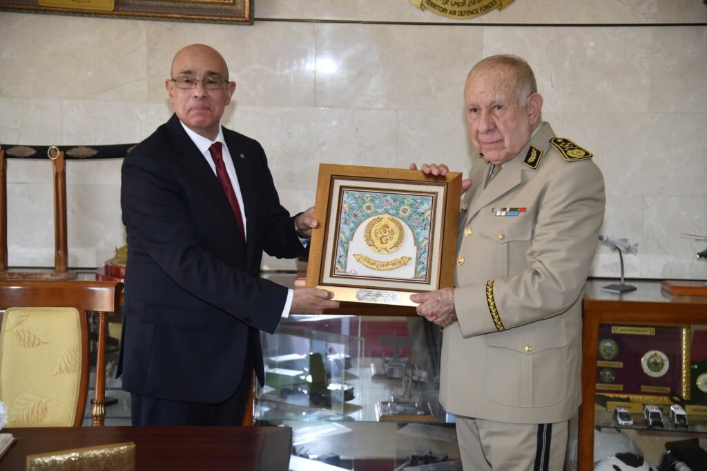 الفريق الاول شنقريحة يستقبل وزير الدفاع التونسي