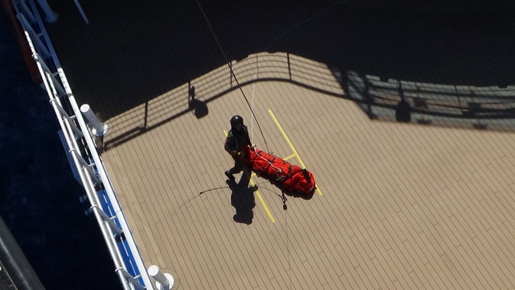 وزارة الدفاع : حرس السواحل لقيادة القوات البحرية تقوم بعملية إجلاء صحي مستعجل لمسافر من جنسية بريطانية