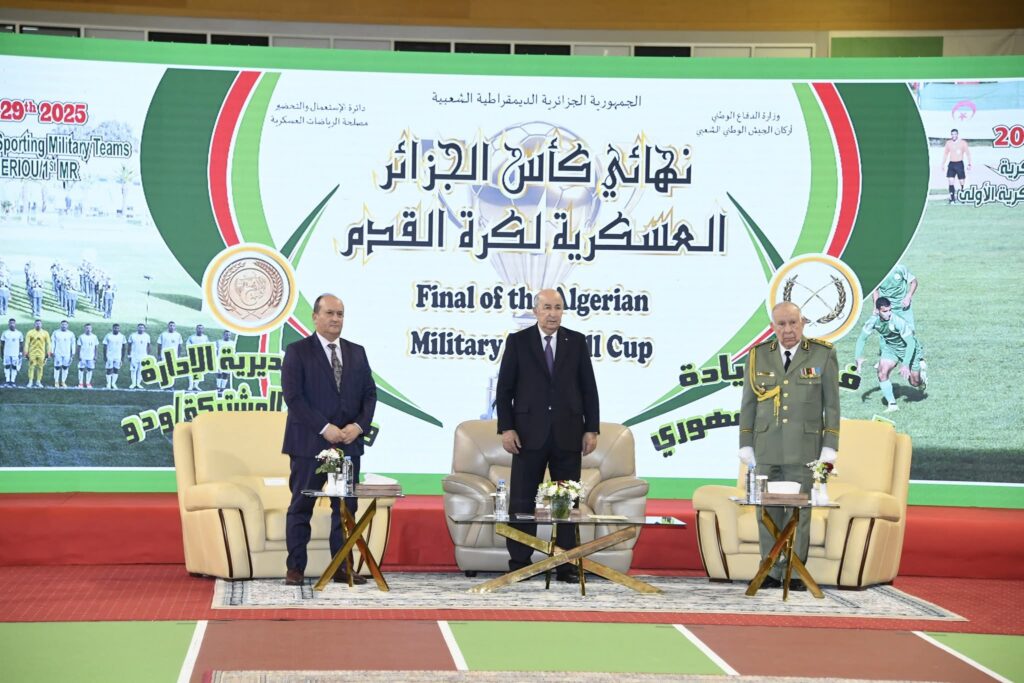 نهائي كأس الجزائر العسكرية: رئيس الجمهورية يسلم الكأس لفريق قيادة الحرس الجمهوري